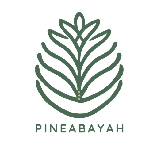 logo_Pineabayah_Chamaniques_page d'accueil Logo officiel de PINEABAYAH pour la page d'accueil, représentant une pomme de pin stylisée fusionnée à une fleur de vie, symbole spirituel, bien-être et ancrage dans la nature liée aux soins chamaniques et énergétiques.