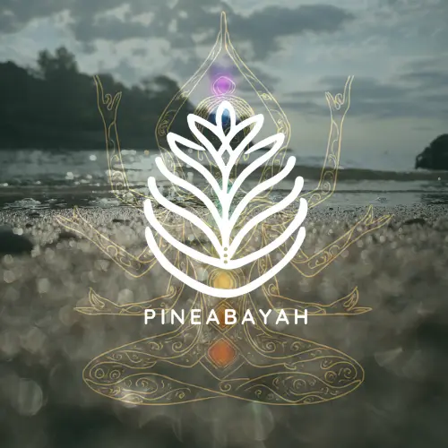 pineabayah-harmonisation-energetique-definition-essence-vibratoire. Plage au lever du jour avec le logo Pineabayah, symbolisant la fluidité et le réalignement de l’harmonisation énergétique.