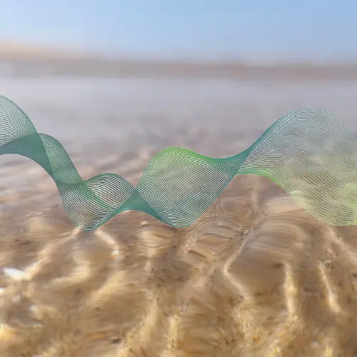 Sonothérapie – Vibrations et lumière Ondes vibratoires symbolisant la sonothérapie sur une surface d’eau lumineuse, représentant l’harmonie et la fluidité énergétique.