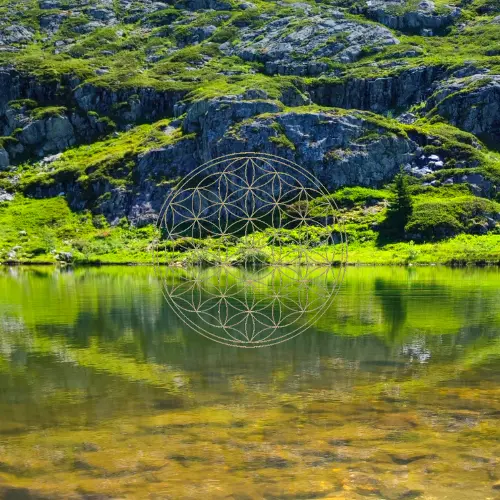 Approches énergétiques – Fleur de vie dans un paysage naturel Paysage naturel illustrant les approches énergétiques Pineabayah avec une fleur de vie au-dessus d'un lac.